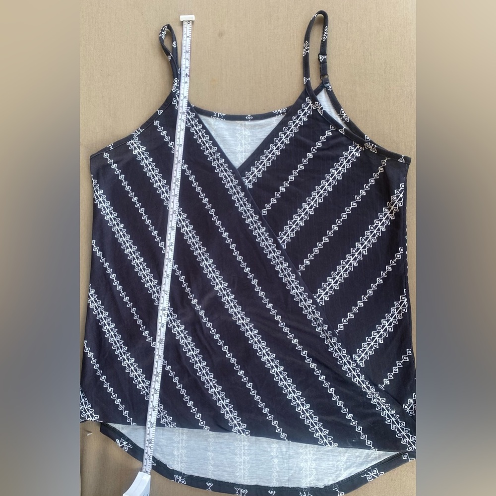 Super cute sur olive tank top